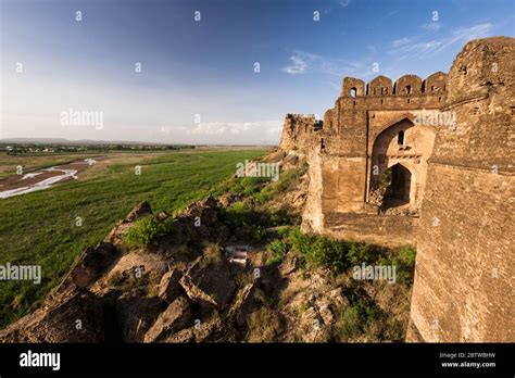 Rohtas Fort, En Majestätisk Medeltida Befästning I Det Historiska Pakistan!