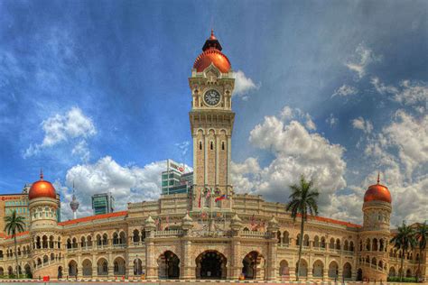 Sultan Abdul Samad Building: En arkitektonisk juvel i Kuala Lumpurs historiska hjärta!