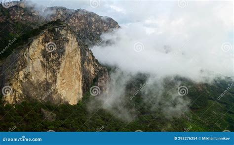  Wudao Mountain Scenic Area: Enigmatic Peaks and Whispering Pine Forests!